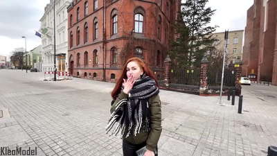 పబ్లిక్ పికప్: అందమైన అమ్మాయి ఐఫోన్ కోసం ఇబ్బంది పడుతోంది మరియు ఆమె పుస్సీలో చిక్కుకుపోయింది. క్లియో మోడల్